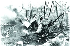 Infanteriști sovietici în poziție de luptă (© Profimedia)