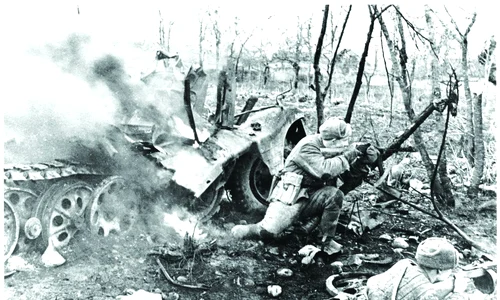 Infanteriști sovietici în poziție de luptă (© Profimedia)