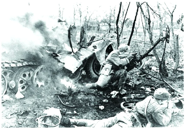 Infanteriști sovietici în poziție de luptă (© Profimedia)