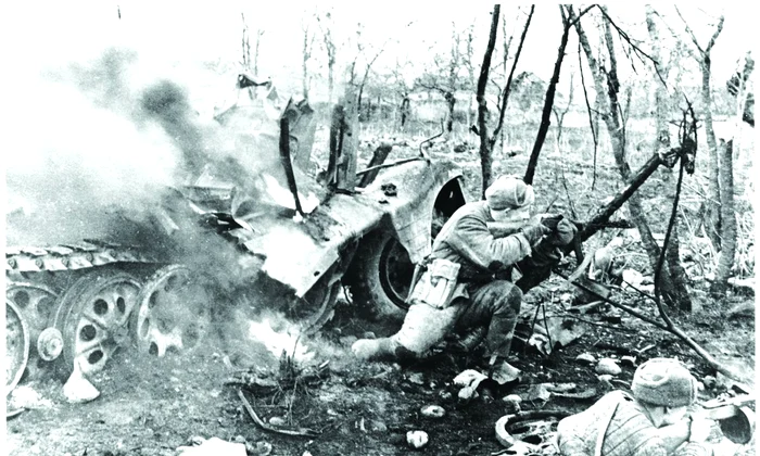 Infanteriști sovietici în poziție de luptă (© Profimedia)