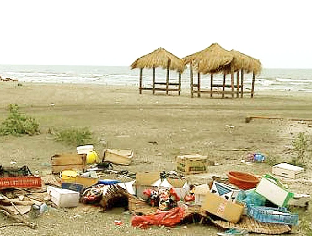 
    Cele mai murdare porţiuni de nisip se află între Mamaia Sat şi intrarea în Năvodarifoto: digi24.ro  