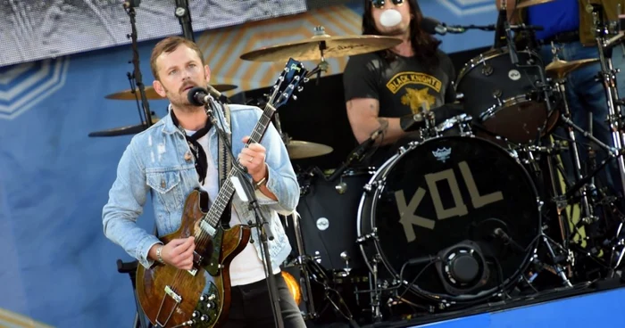 Doi dintre fraţii Followill care alcătuiesc Kings of Leon, solistul Caleb şi toboşarul Nathan FOTO Guliver/Getty Images