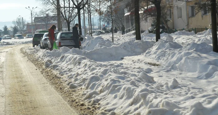 De când a căzut prima zăpadă, drumarii nu au făcut decât să o mute de pe stradă spre trotuare