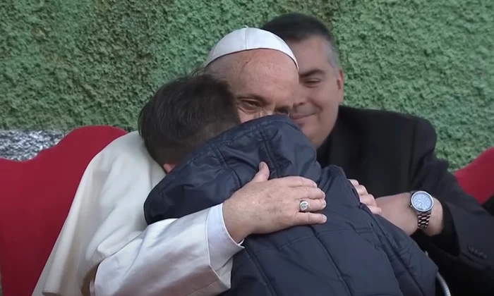 Papa Francisc a fost foarte apropiat de oamenii simpli / foto: captura video