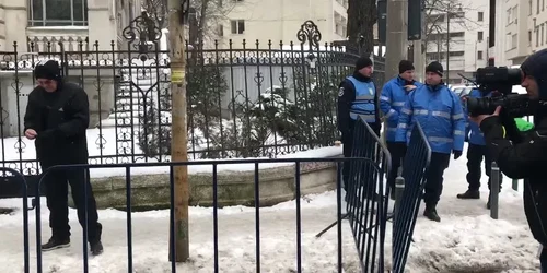 Lozinci împotriva PSD scandate la ICCJ în aşteptarea lui Liviu Dragnea 