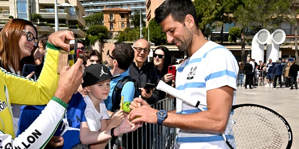 Novak Djokovici, asaltat de fani la Monte Carlo. FOTO Profimedia