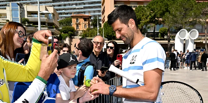 Novak Djokovici, asaltat de fanii din Monte Carlo. Foto Profimedia