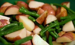 salata cu fasole verde si cartofi jpeg