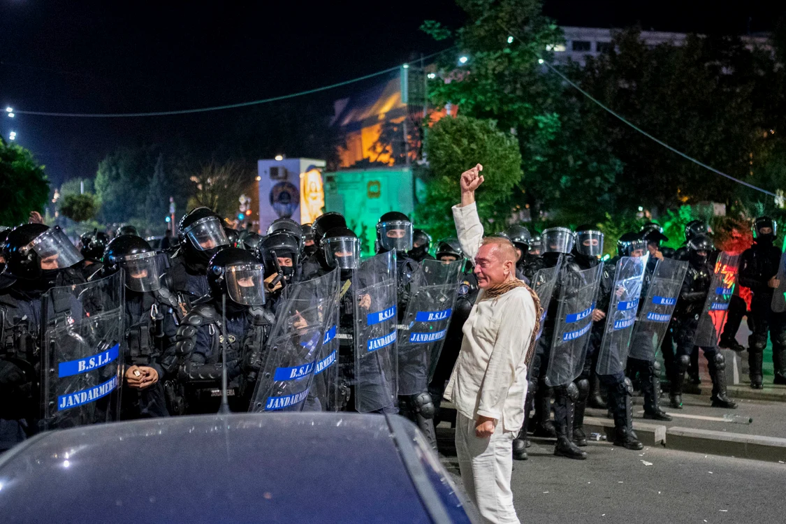 Colonelul Cătălin Răzvan Paraschiv, surprins de fotografii Inquam în timp ce le dădea ordine de atac jandarmilor
