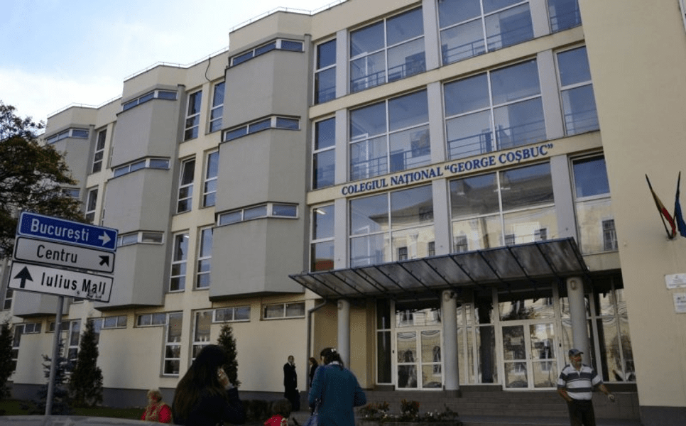 Elevă căzută de la etajul 3 al unei școli din Cluj. Poliția cercetează cazul 