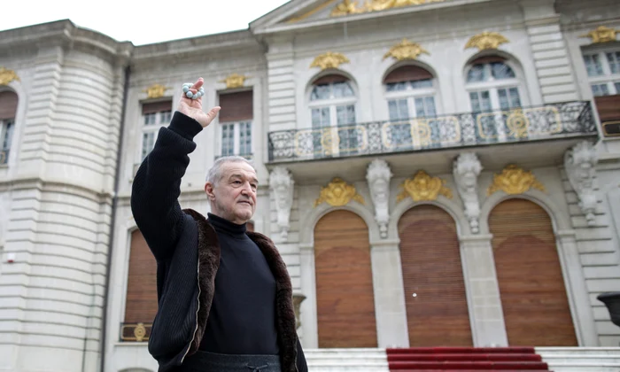 Gigi Becali, în fața palatului său. Foto: arhiva.