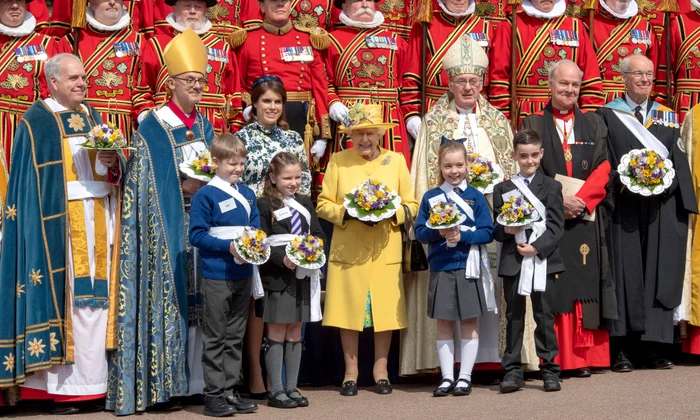 Regina Elisabeta a II-a poartă numai culori aprinse la evenimentele publice