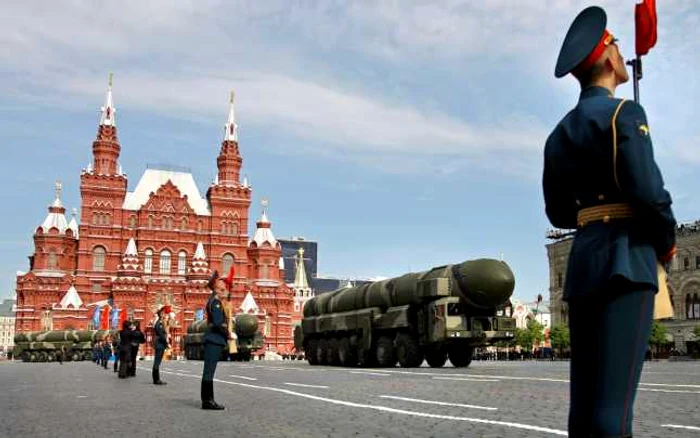 Lansatoarele de rachete intercontinentale Topol-M sunt mândria paradelor militare din Rusia. FOTO AP