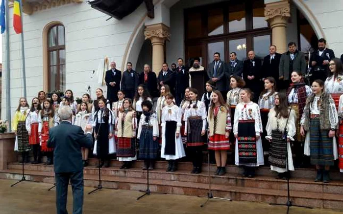 Corul SYMBOL, pe treptele Primăriei Slatina FOTO: Alina Mitran