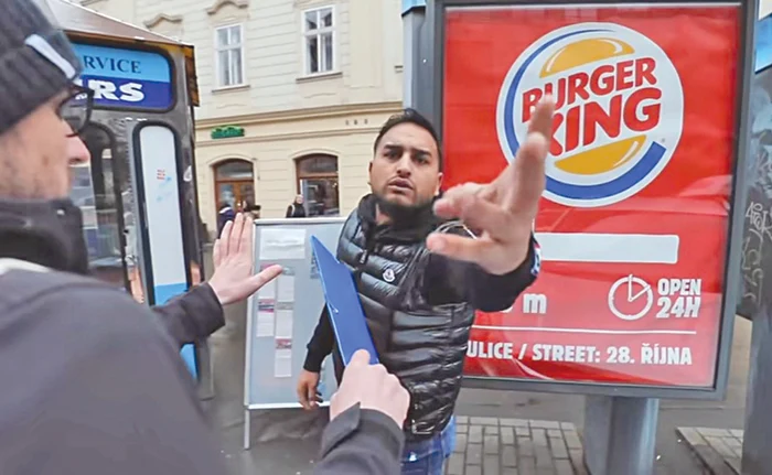 
    “Nu mă filma!”, s-a arătat iritat românul pus pe înşelătoriiFoto: Captură video  