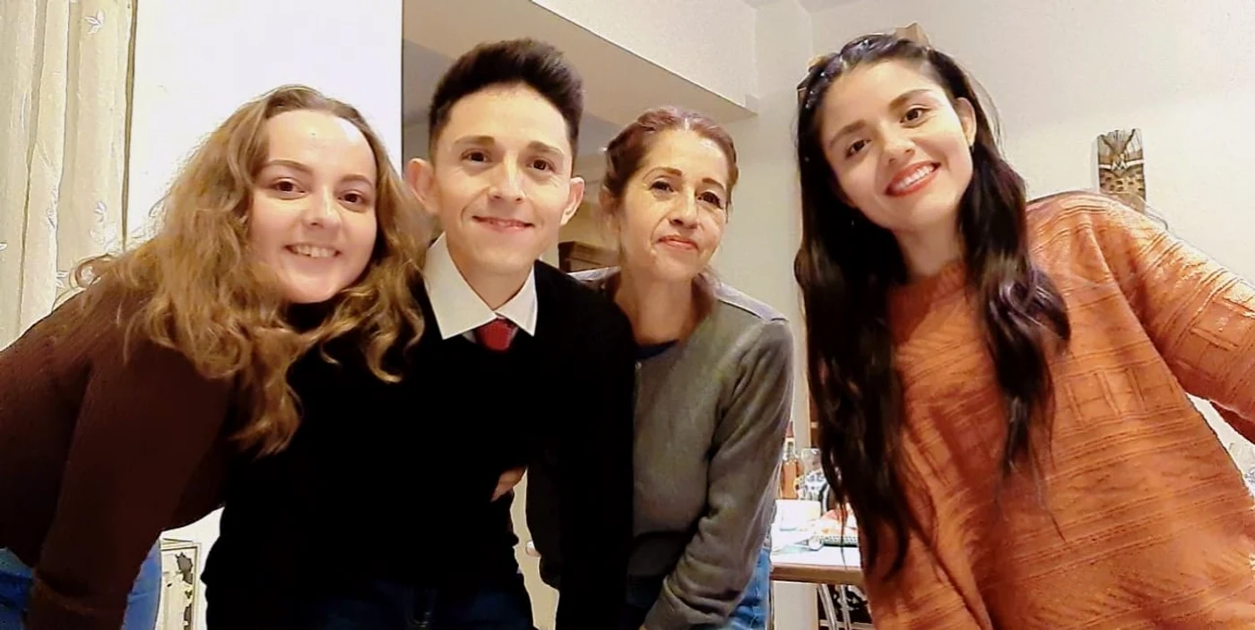 Samuel Avila alături de soție, mamă și soră FOTO arhivă personală 