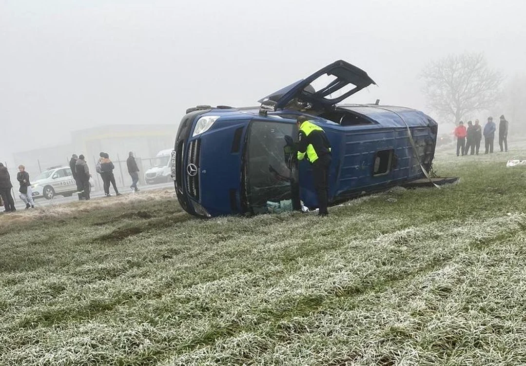 
    Microbuzul s-a răsturnat din cauza carosabilului alunecosfoto: ISU Constanţa  