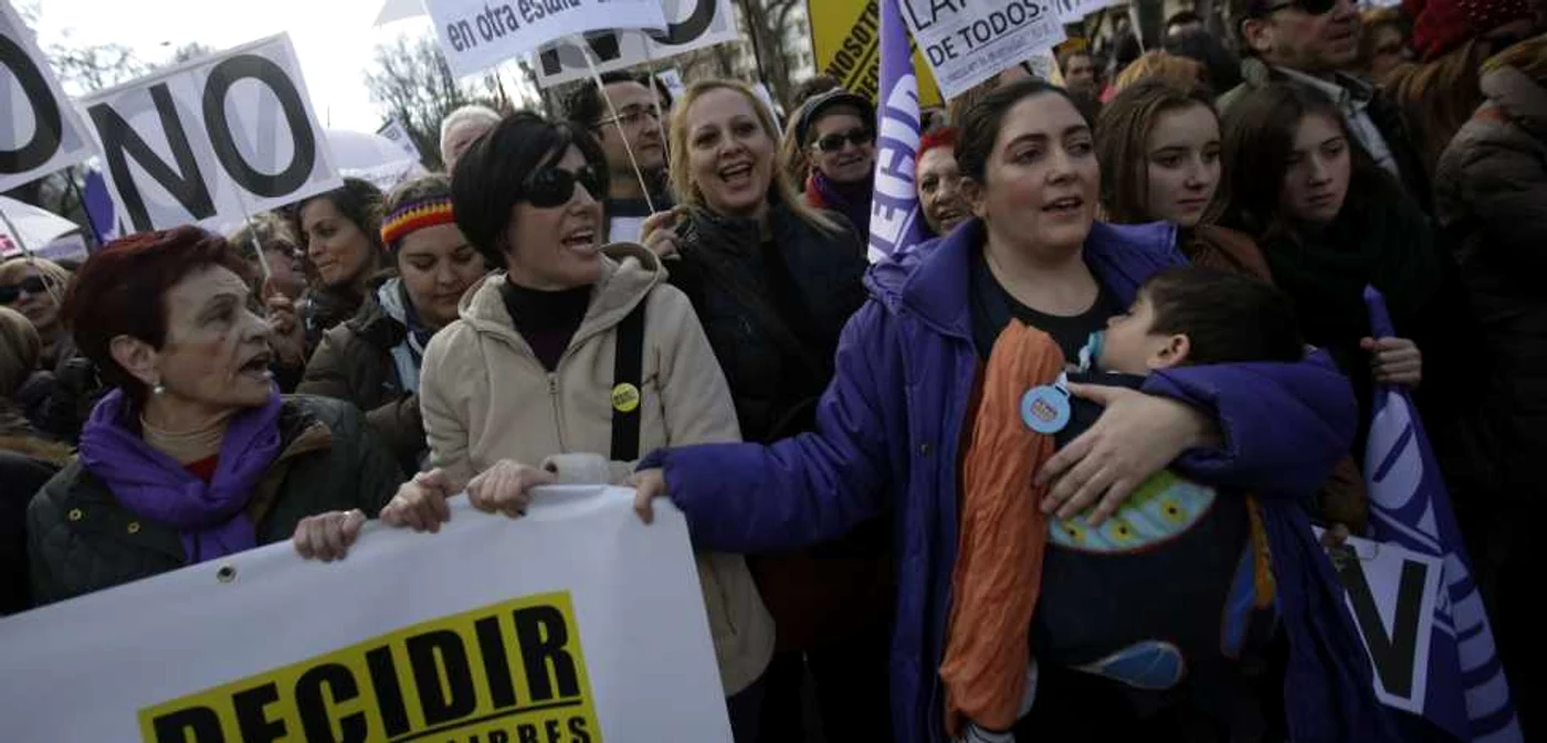 Mii de spanioli au protestat la Madrid faţă de un proiect legislativ care ar urma să limiteze dreptul femeilor la avort FOTO Reuters