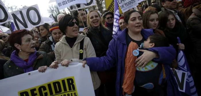 Mii de spanioli au protestat la Madrid faţă de un proiect legislativ care ar urma să limiteze dreptul femeilor la avort FOTO Reuters