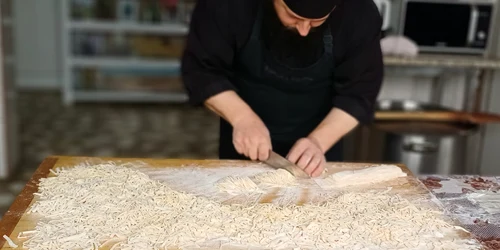 Călugărul Efrem Băndărică pregătește tăieței de casă FOTO: Efrem Băndărică/FB