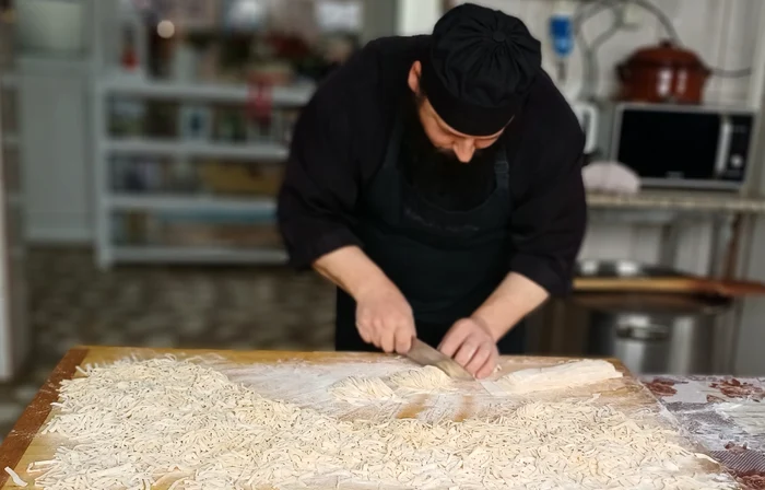 Călugărul Efrem Băndărică face tăieței FOTO: Efrem Băndărică/FB