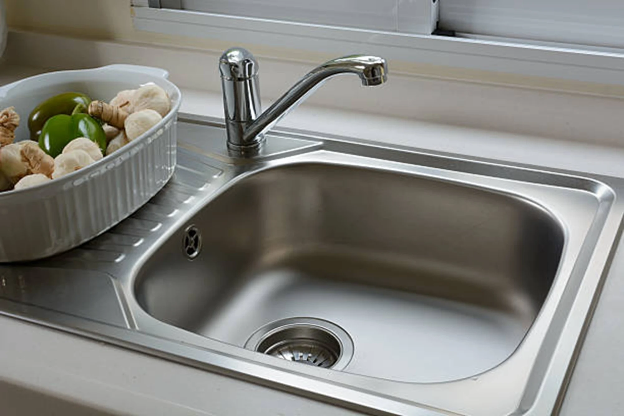 Cum să cureți chiuveta din bucătărie: ghid complet pentru o scurgere fără mirosuri și bacterii