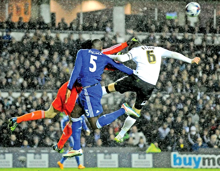 Acesta este momentul în care Zouma şi Cech s-au dat cap în capFoto: AP