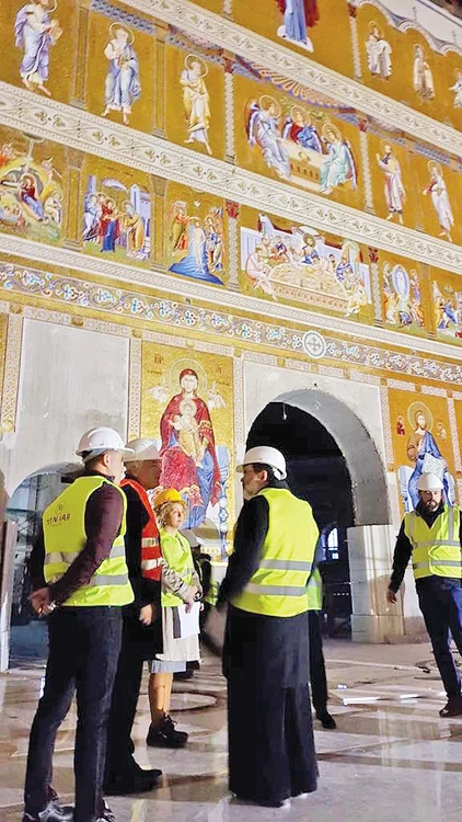 Lucrătorii stabilesc ultimele detalii legate de picturi