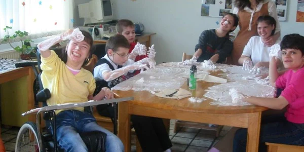 Copiii cu dizabilitati vor putea petrece timp într-un centru nou.