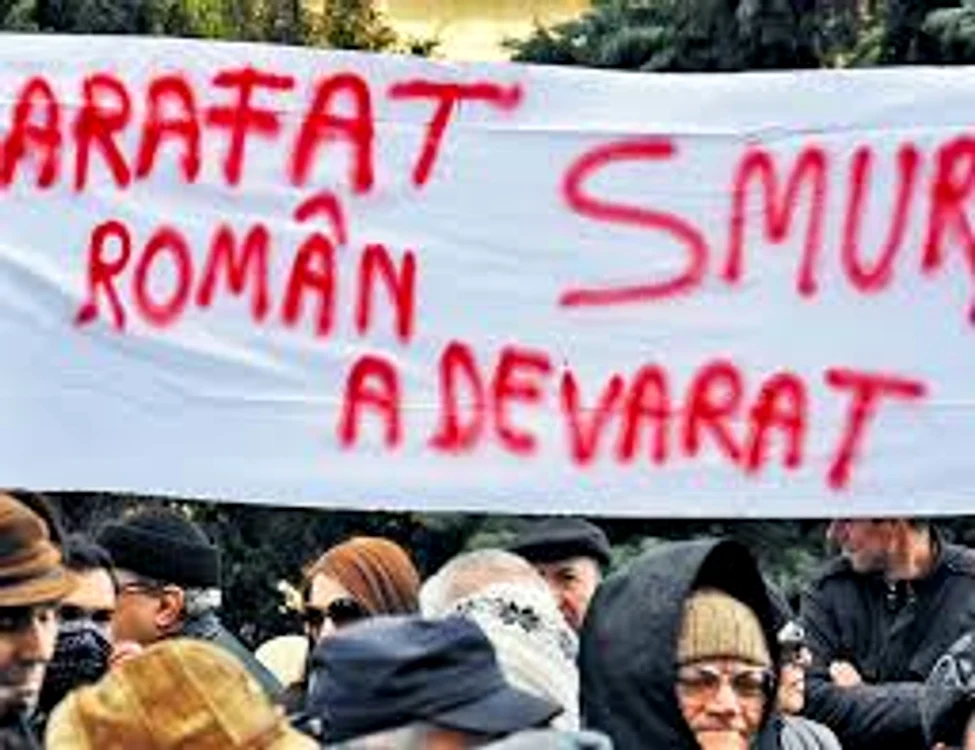 
    Și în 2012 a ieșit lumea în stradă ca să-l susțină pe Raed Arafat, în conflictul cu Traian Băsescu  