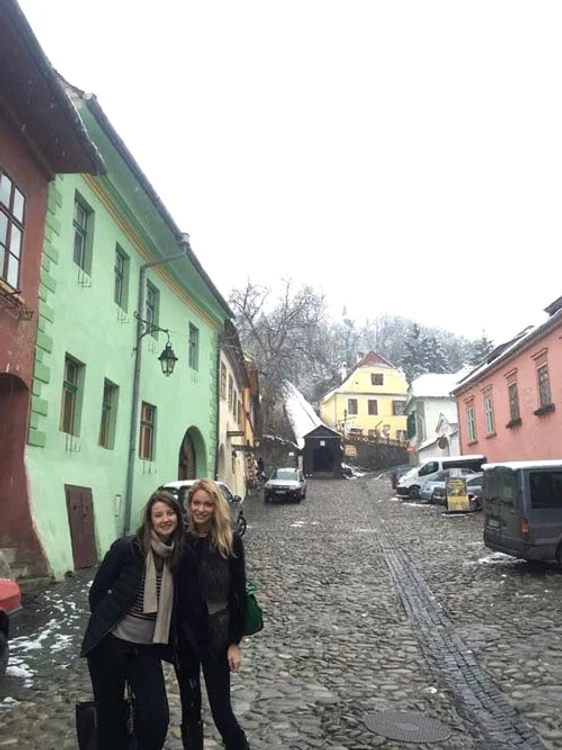 Valentina Pelinel a fost însoţită de sora sa