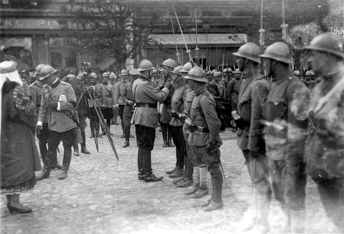 05 REGELE FERDINAND I DECOREAZĂ SOLDAŢI ÎN PIAŢA CENTRALĂ A ORAŞULUI BEKES CSABA jpg jpeg