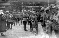 05 REGELE FERDINAND I DECOREAZĂ SOLDAŢI ÎN PIAŢA CENTRALĂ A ORAŞULUI BEKES CSABA jpg jpeg