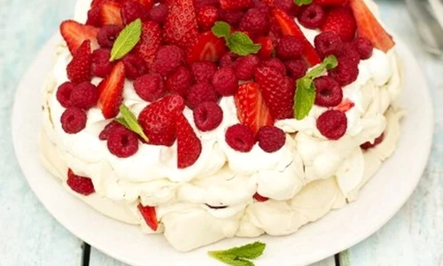 pavlova cu capsuni si zmeura 580x400 jpeg