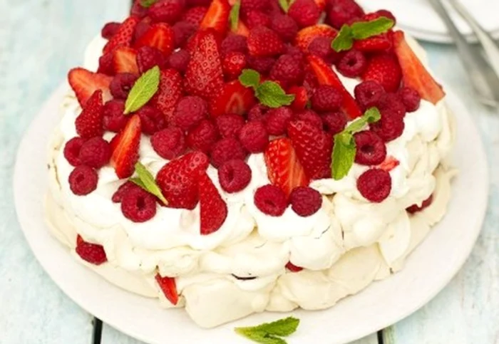 Tortul Pavlova nu este greu de preparat si este un desert festiv, pentru ocazii deosebiteclickpoftabuna.ro