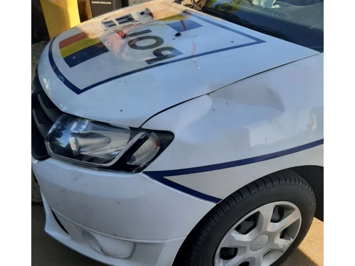 Mașina polițiștilor, lovită cu pietre/FOTO: PresaSM