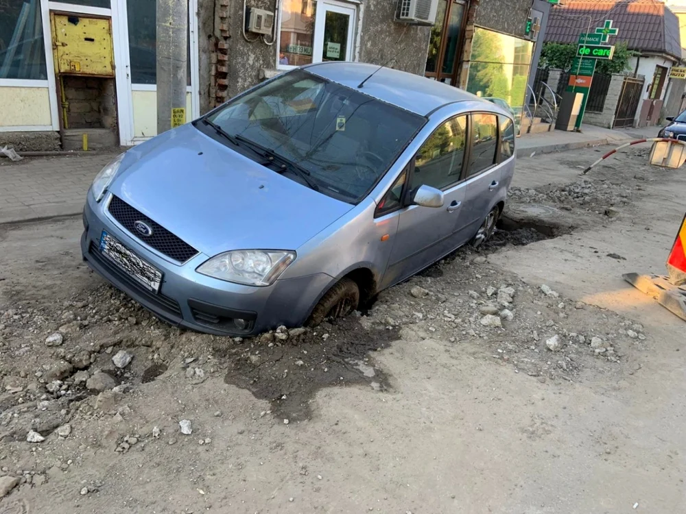 Maşina a fost înghiţită de lucrarea executată prost de muncitori FOTO Vrermea Nouă