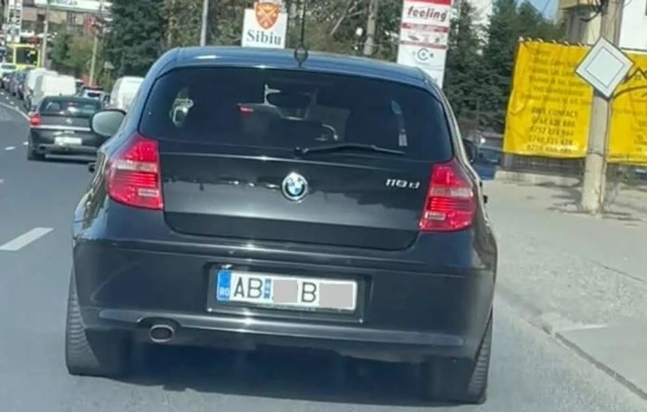 Șmecher cu BMW, cu plăcuțe de înmatriculare modificate, surprins în trafic. Are însemnele unei asociații a polițiștilor