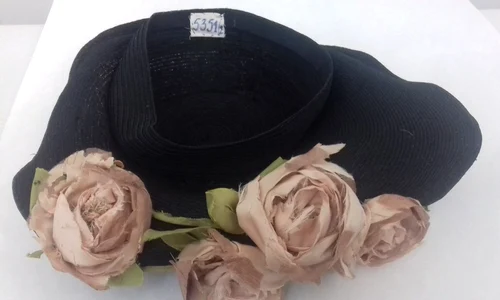 Restaurarea unei pălării din colecția „Maria Tănase” (© Muzeul Olteniei)