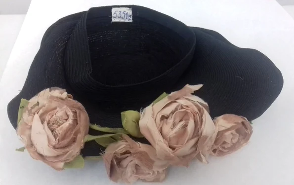 Restaurarea unei pălării din colecția „Maria Tănase” (© Muzeul Olteniei)