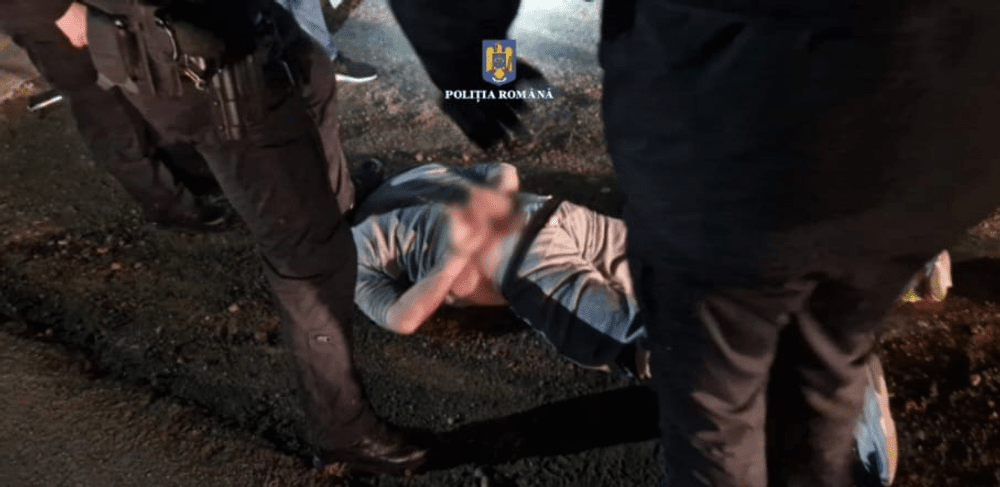 Un individ a amenințat cu sabia mai multe persoane. Polițiștii din Giurgiu l-au oprit cu focuri de armă