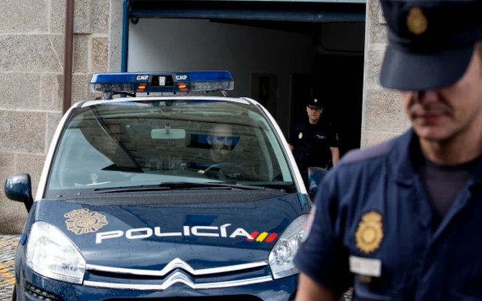 Polițiștii consideră că suspecta din România este creierul atacului, instigând cetățeanul spaniol să arunce obiectul inflamabilFoto: captură stirileprotv.ro