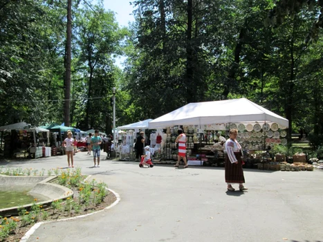 Râmnicu Vâlcea găzduieşte cea de-a XVI- a ediţie a Târgului Meşterilor Populari din România