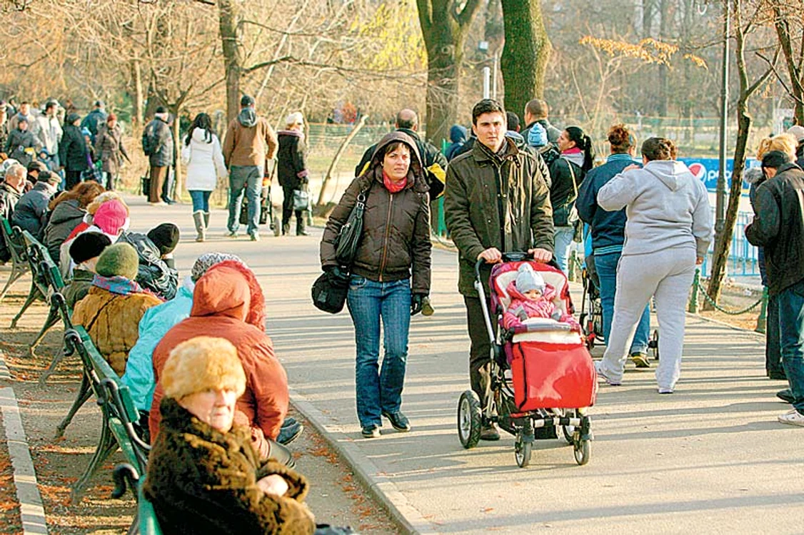 
    Zilele frumoase  i-au scos pe români  la plimbare, în parc  