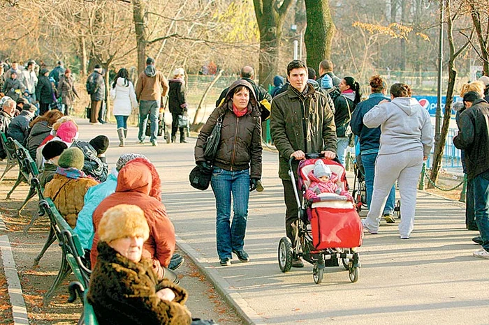 
    Zilele frumoase  i-au scos pe români  la plimbare, în parc  