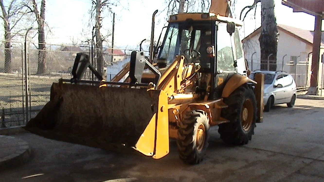Buldoexcavatorul cu care a vrut să treacă vama cetăţeanul moldoveanu nu avea plăcuţe de înmatriculare. Foto: Adevarul