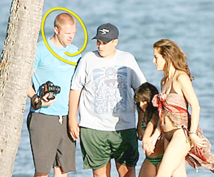 
    2007- Jeff Kathrein (dreapta) alături de  Jett Travolta  şi prietenii  acestuia pe o plajă din Hawaii  