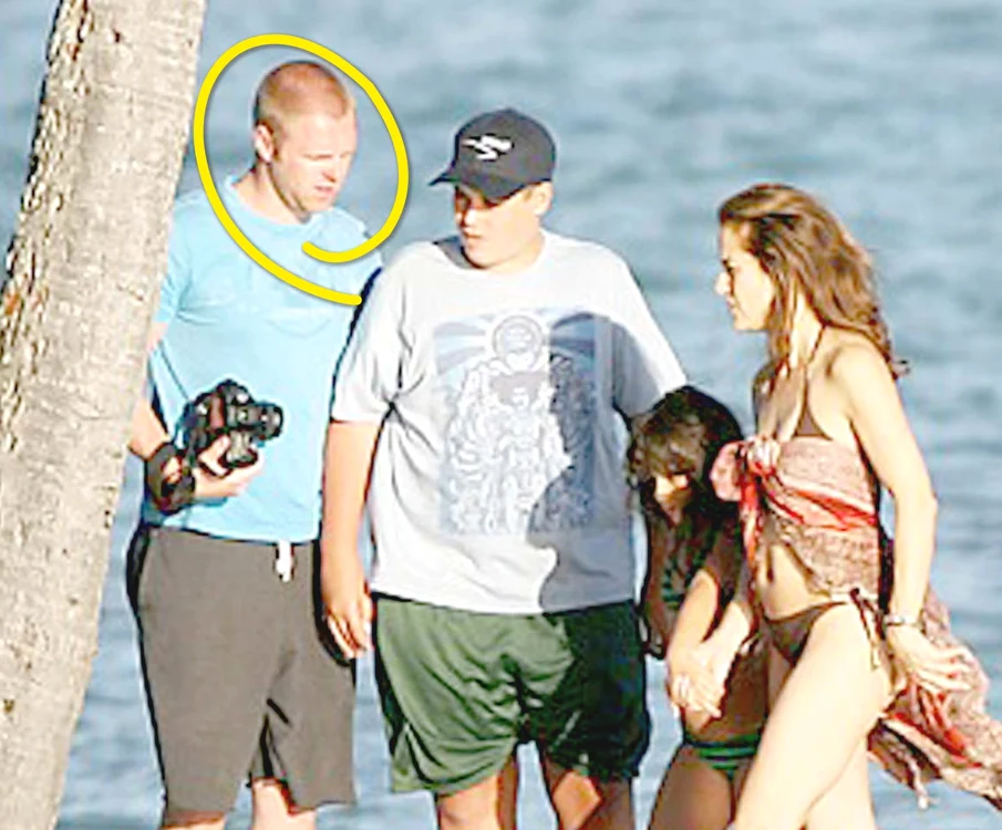 
    2007- Jeff Kathrein (dreapta) alături de  Jett Travolta  şi prietenii  acestuia pe o plajă din Hawaii  