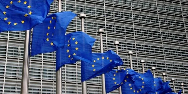 Ateneul scăldat în culorile drapelului românesc în timpul ceremoniei preluării de către România a preşedintelui Consiliului UE.