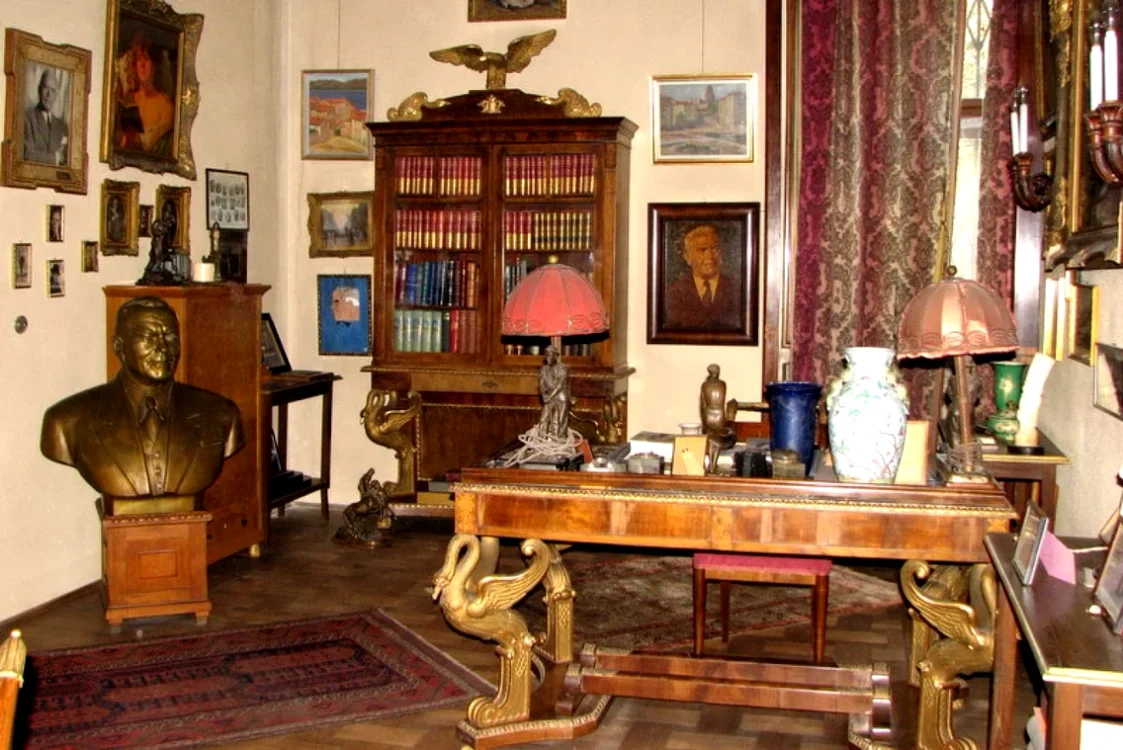Mobilier din interiorul vilei de lux a primului şef de guvern comunist din România, Petru Groza
